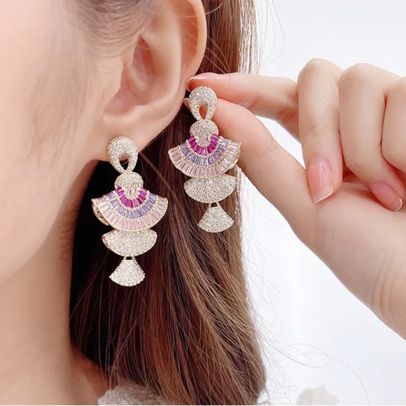 🌟 Pink Long Rhinestone Earrings - Picture 3 of 4